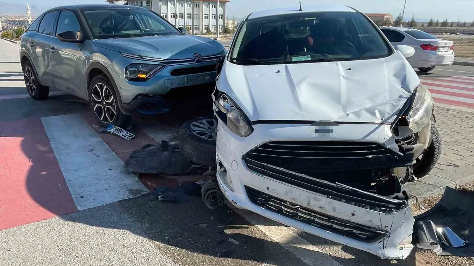 Karaman’da İki Otomobil Çarpıştı: Araçlar Refüje Savruldu