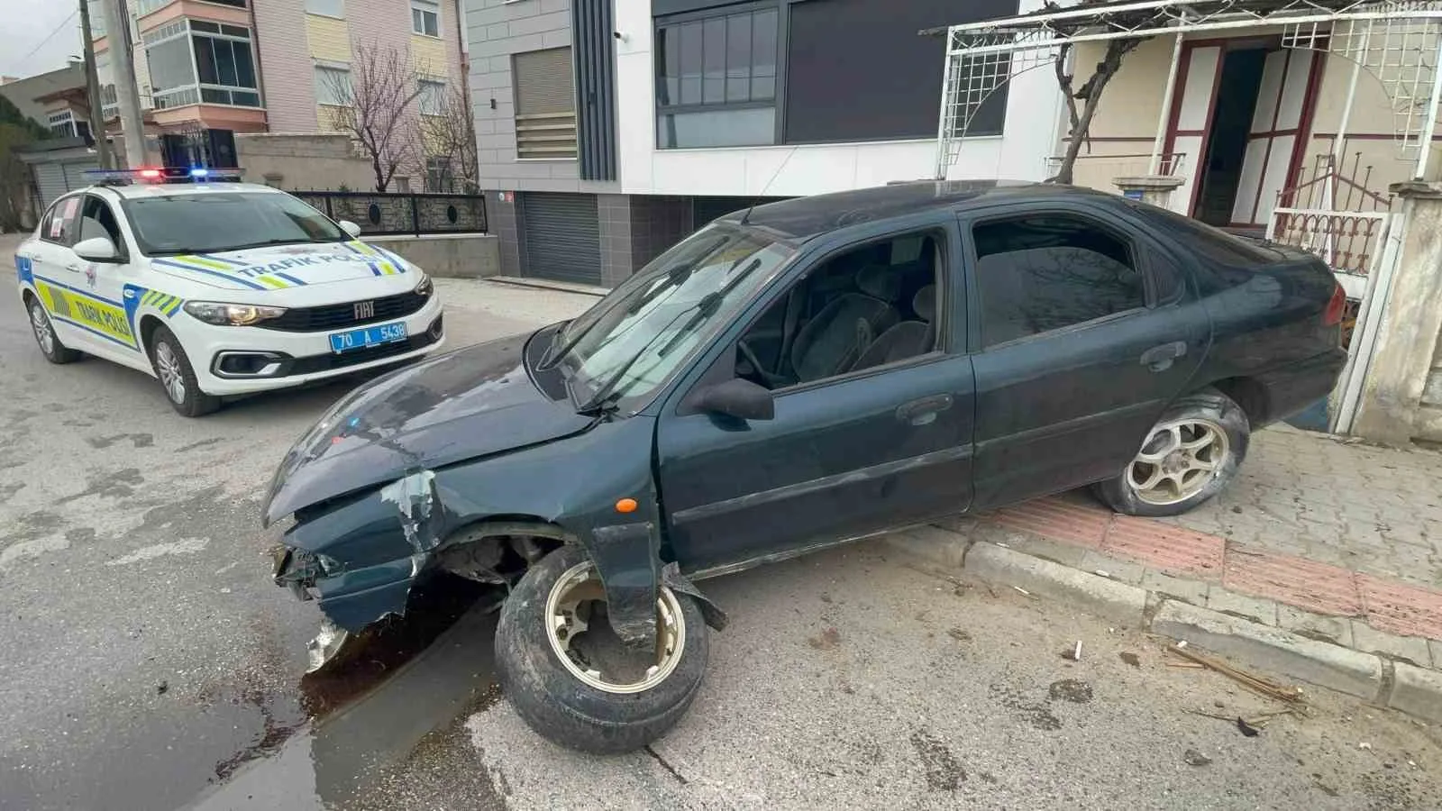 Karaman’da kontrolden çıkan otomobil trafik levhasına çarptı