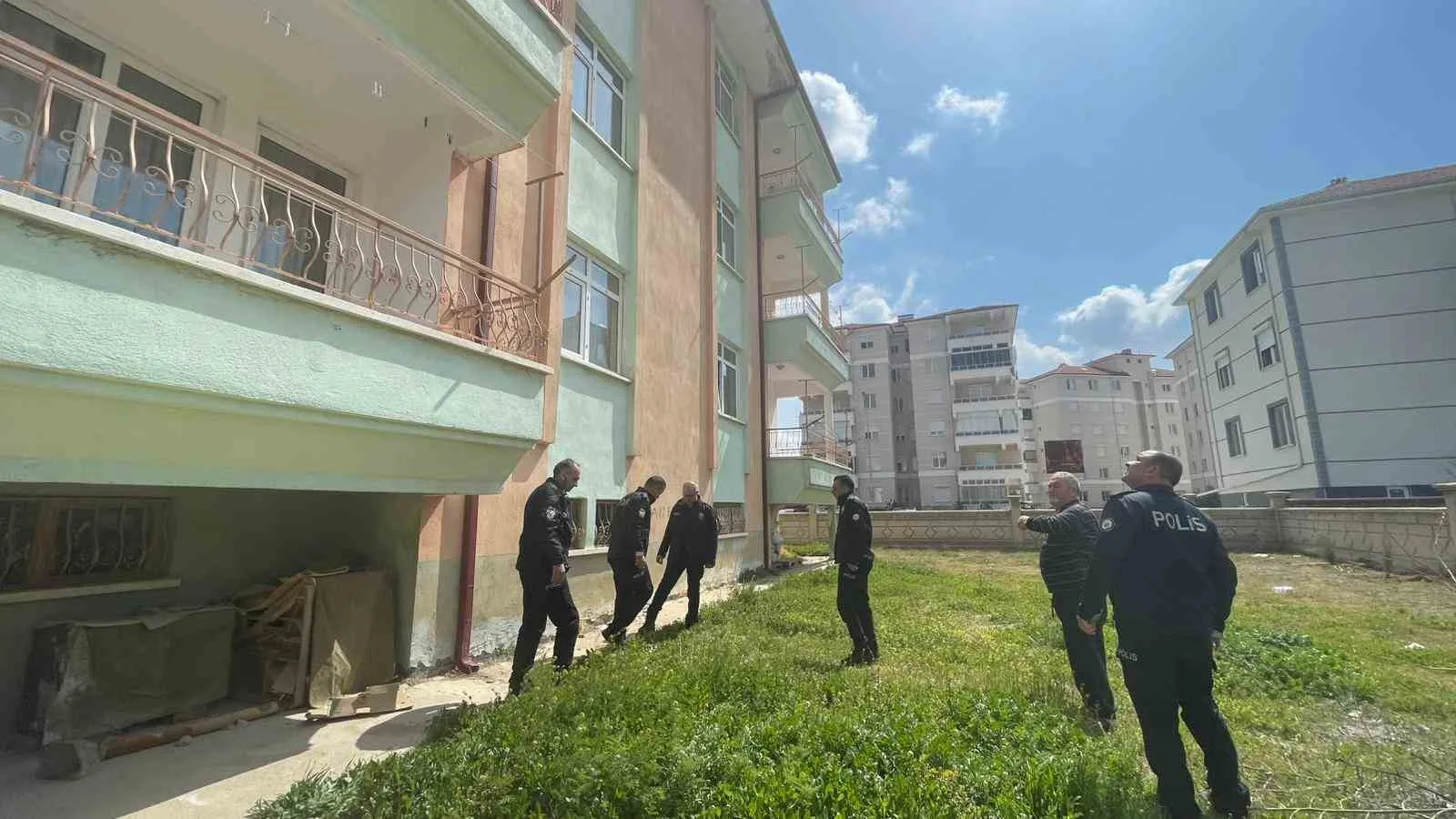 Karaman’da 3 yaşındaki çocuk pencereden düştü: Ayağı kırıldı