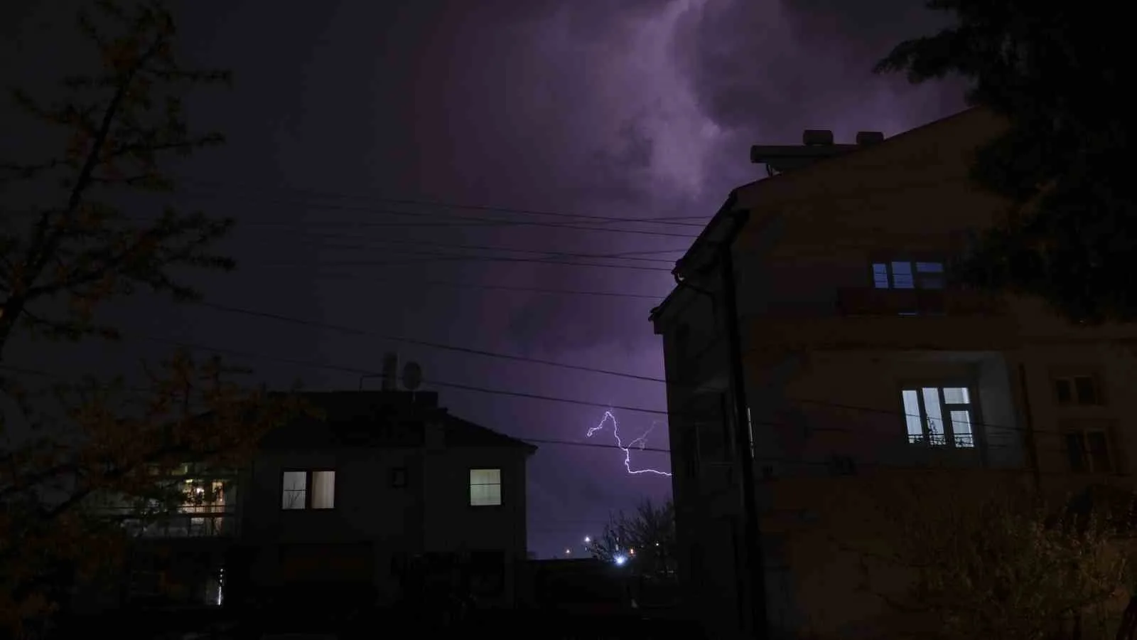 Karaman’da şimşekler geceyi gündüze çevirdi