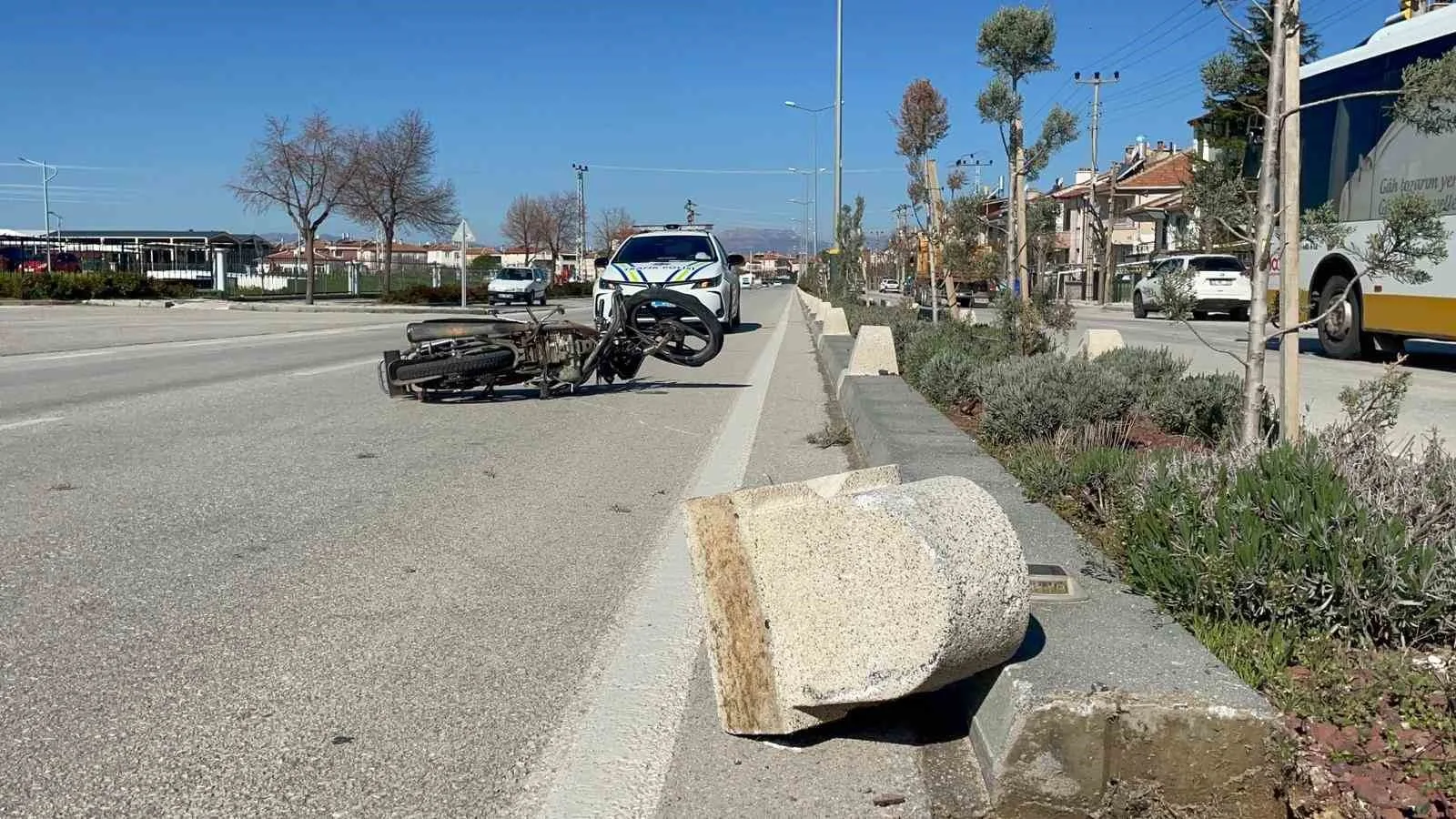 Karaman’da çarpışan motosiklet karşı şeride savruldu: sürücü yaralandı