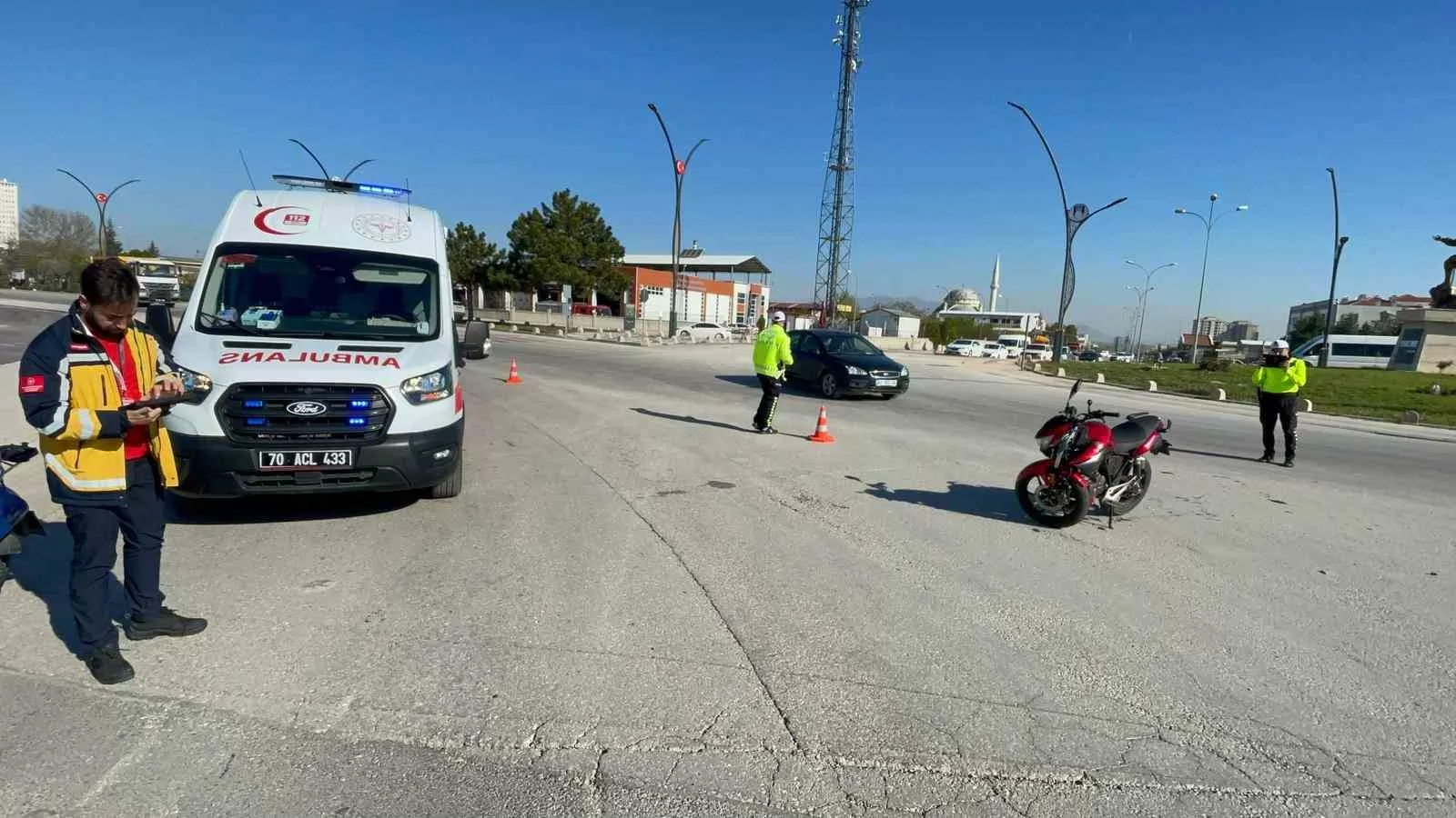 Karaman’da Hafif Ticari Araçla Motosiklet Çarpıştı: Kaza Anı Kamerada