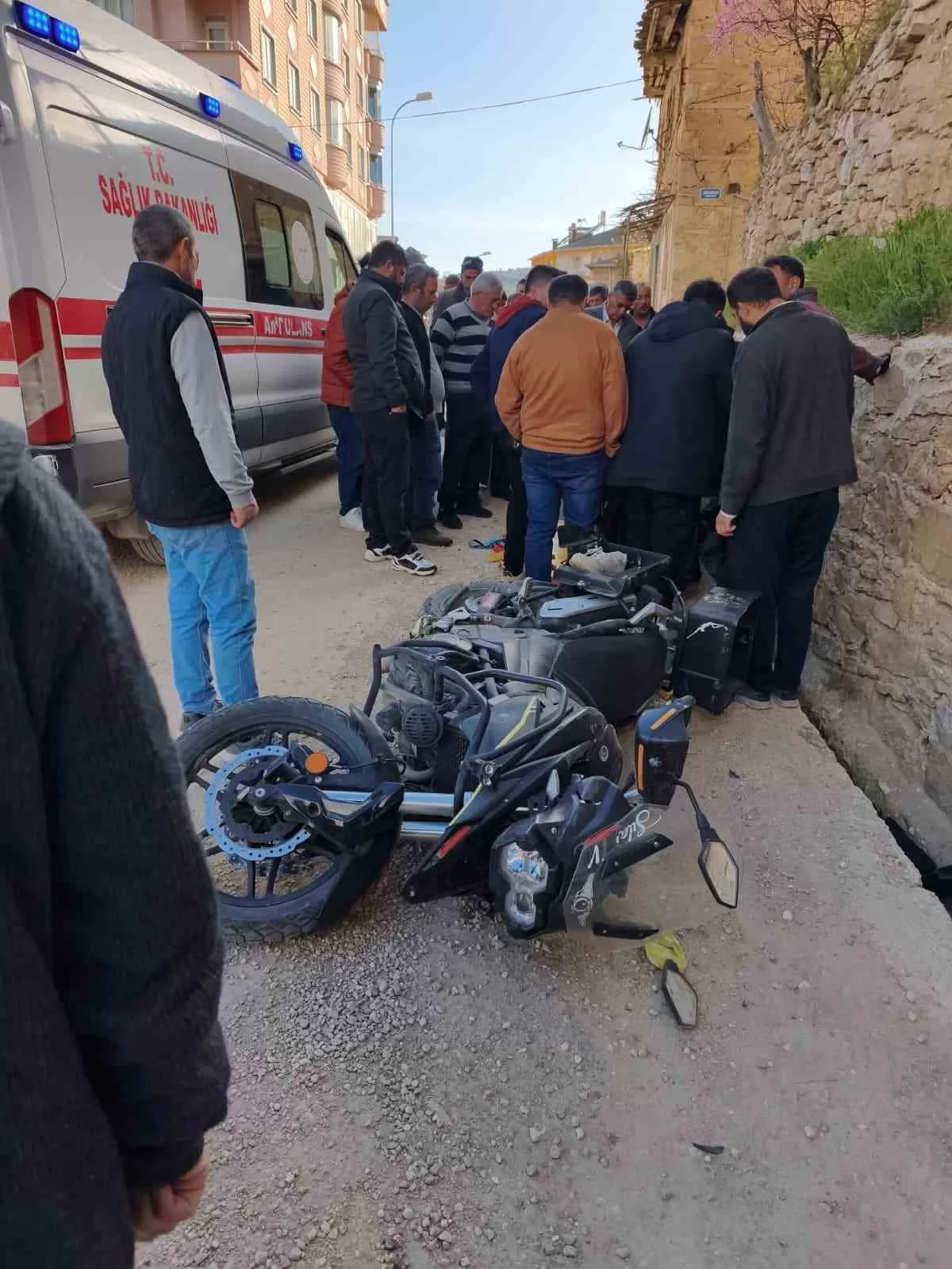 Karaman Sarıveliler’de Korkutan Kaza: Kontrolden Çıkan Motosiklet Devrildi