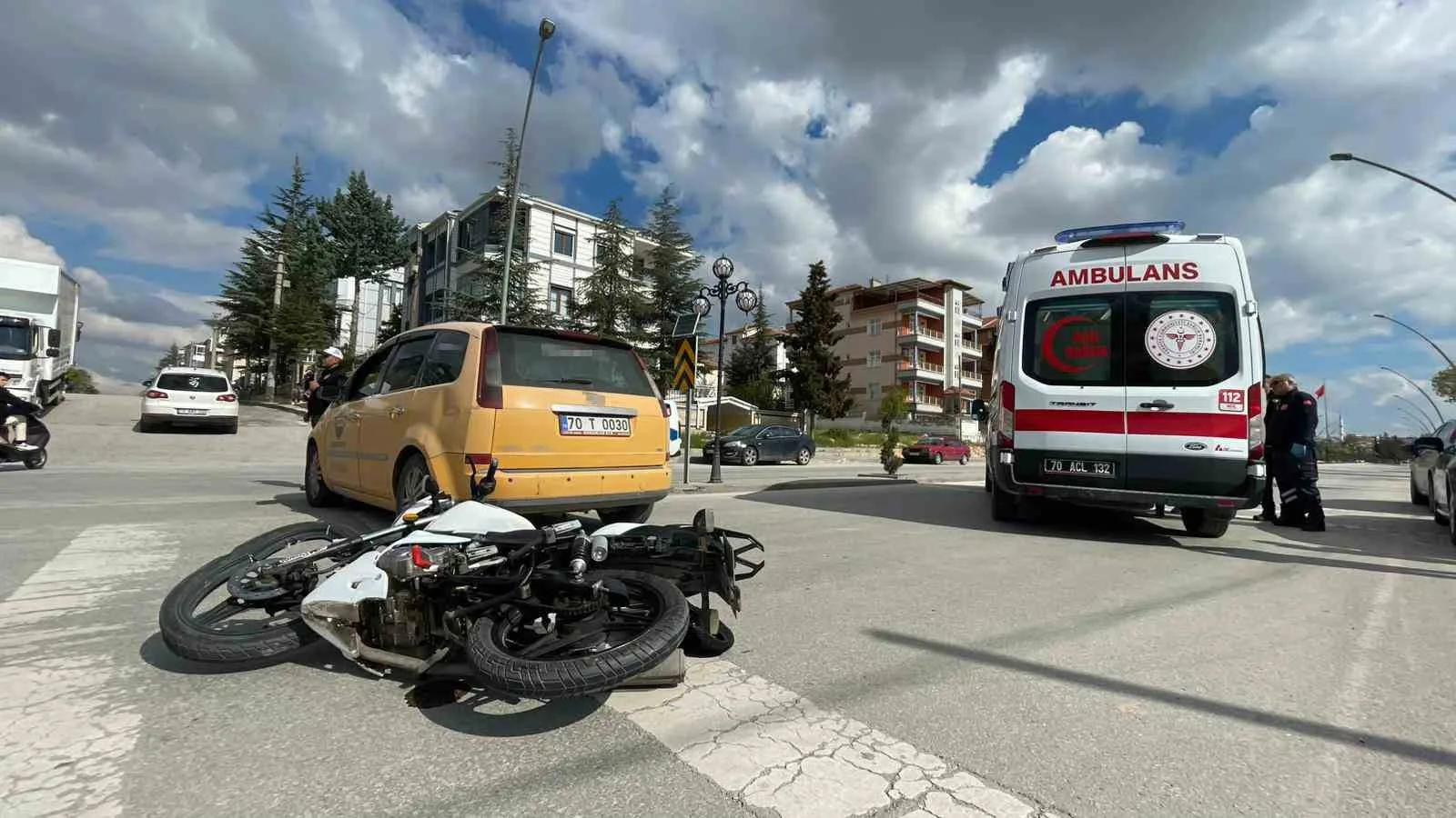 Karaman’da Ticari Taksi ile Motosiklet Çarpıştı: Sürücü Yola Savruldu