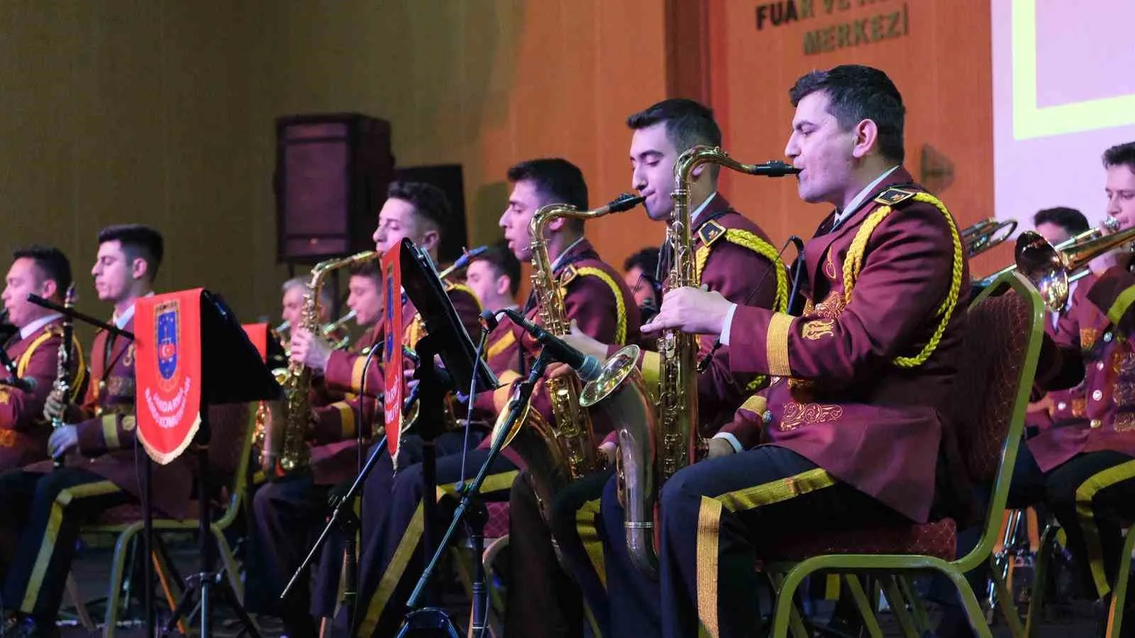 Karaman’da Dil Bayramı Kutlamaları: Jandarma Bandosu’ndan Unutulmaz Konser
