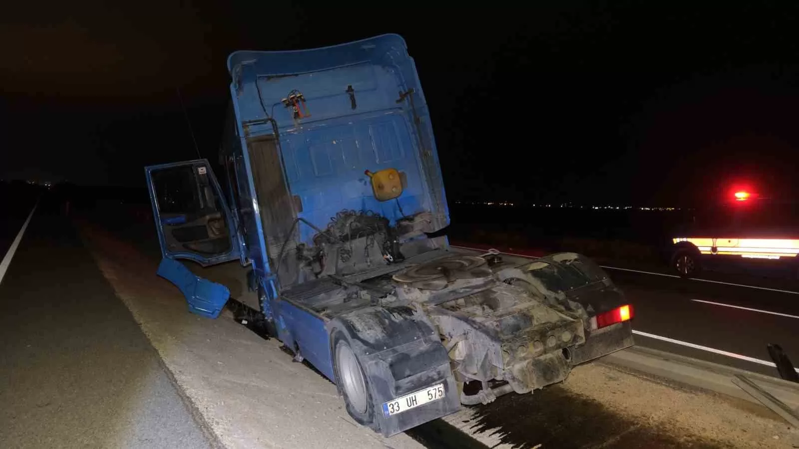 Karaman’da Kontrolden Çıkan Tır Refüje Düştü: 24 Yaşındaki Sürücü Yaralandı