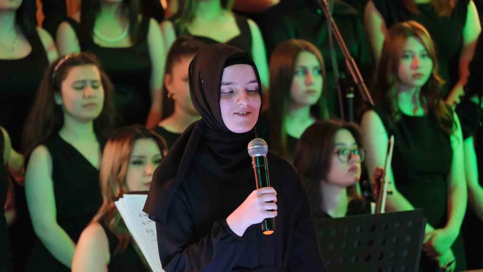 Karaman’da Türk Halk Müziği Rüzgarı: Engel Tanımayan Ses Salondan Tam Not Aldı