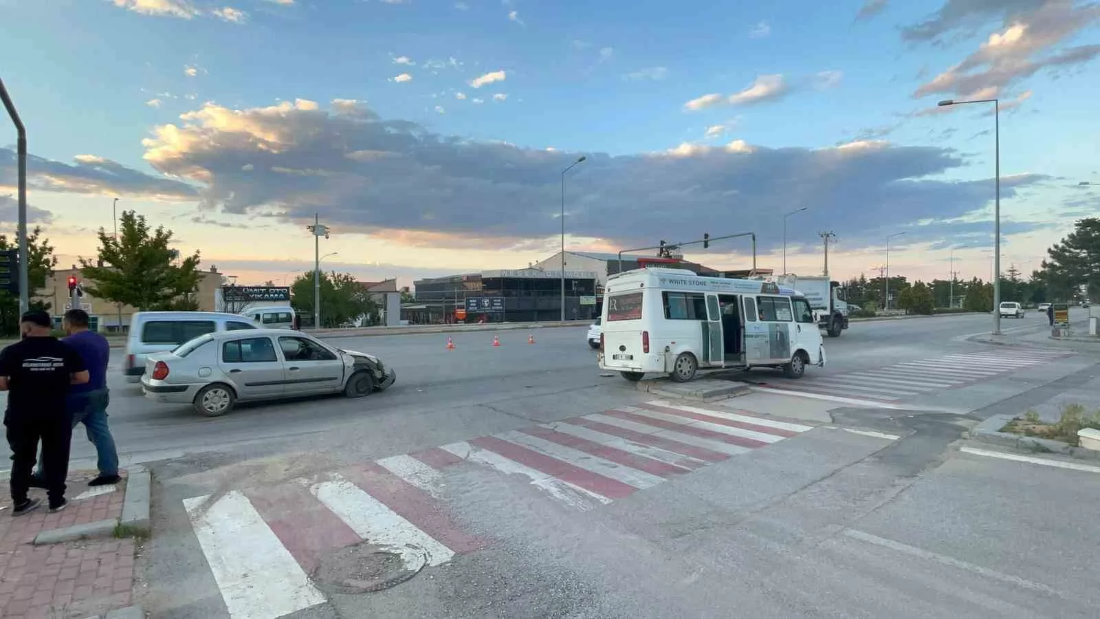 Karaman’da Feci Çarpışma: Yolcu Minibüsü Kaldırıma Çıkıp Trafik Levhasını Devirdi