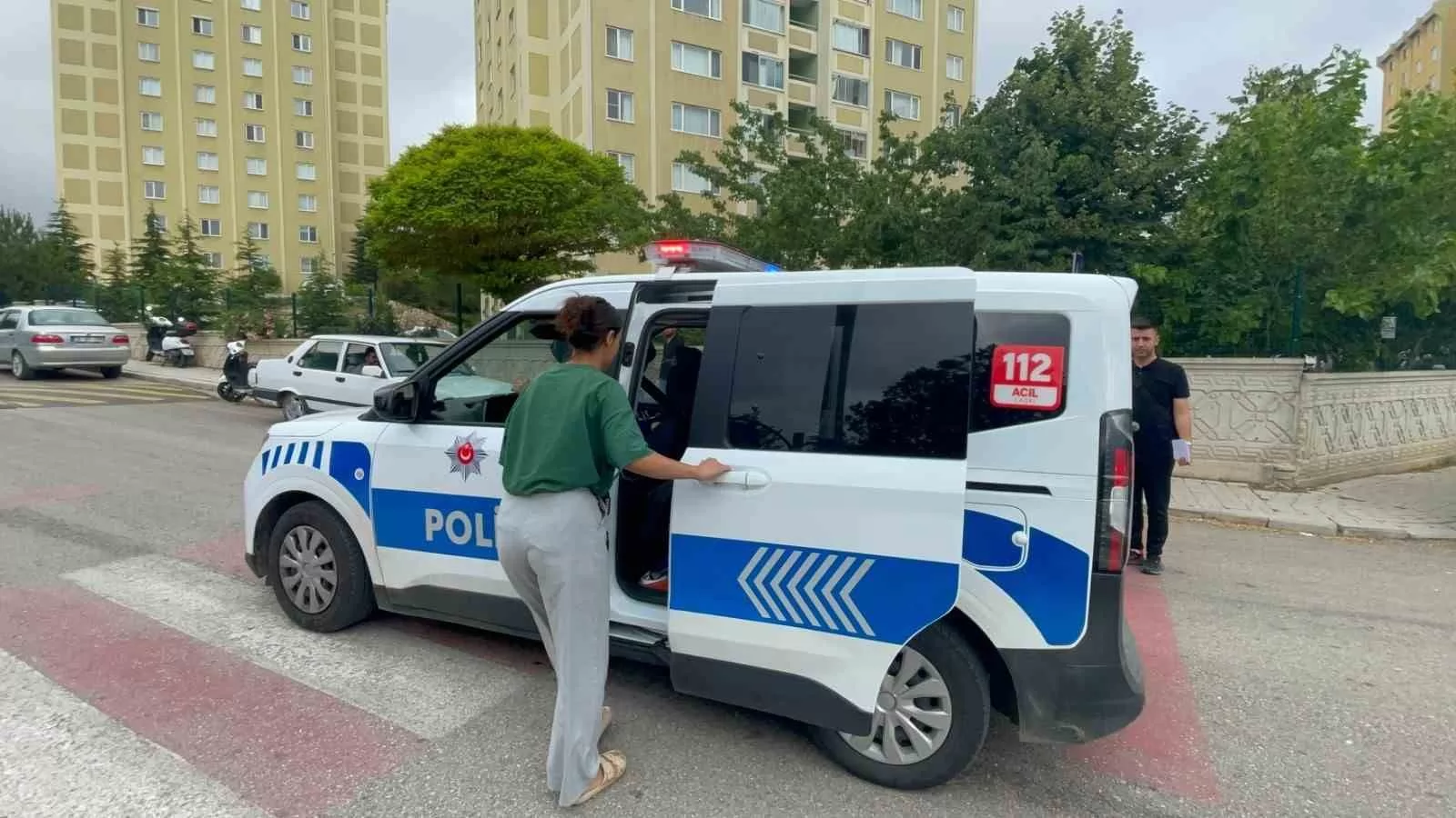 Karaman’da Nefes Kesen YKS Mesaisi: Kimliğini Unutan Gencin Yardımına Polis Koştu, Koltuk Değnekli Aday Engel Tanımadı