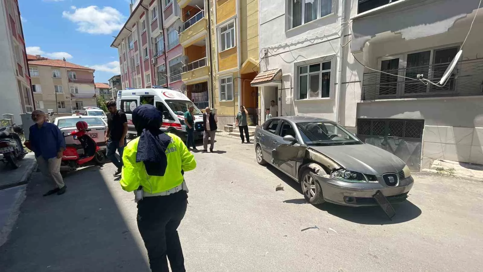 Karaman’da Korkutan Kaza Kamera Açısında: Park Yerinden Çıkan Otomobile Çarpan Motosikletteki Anne ve Kızı Yaralandı
