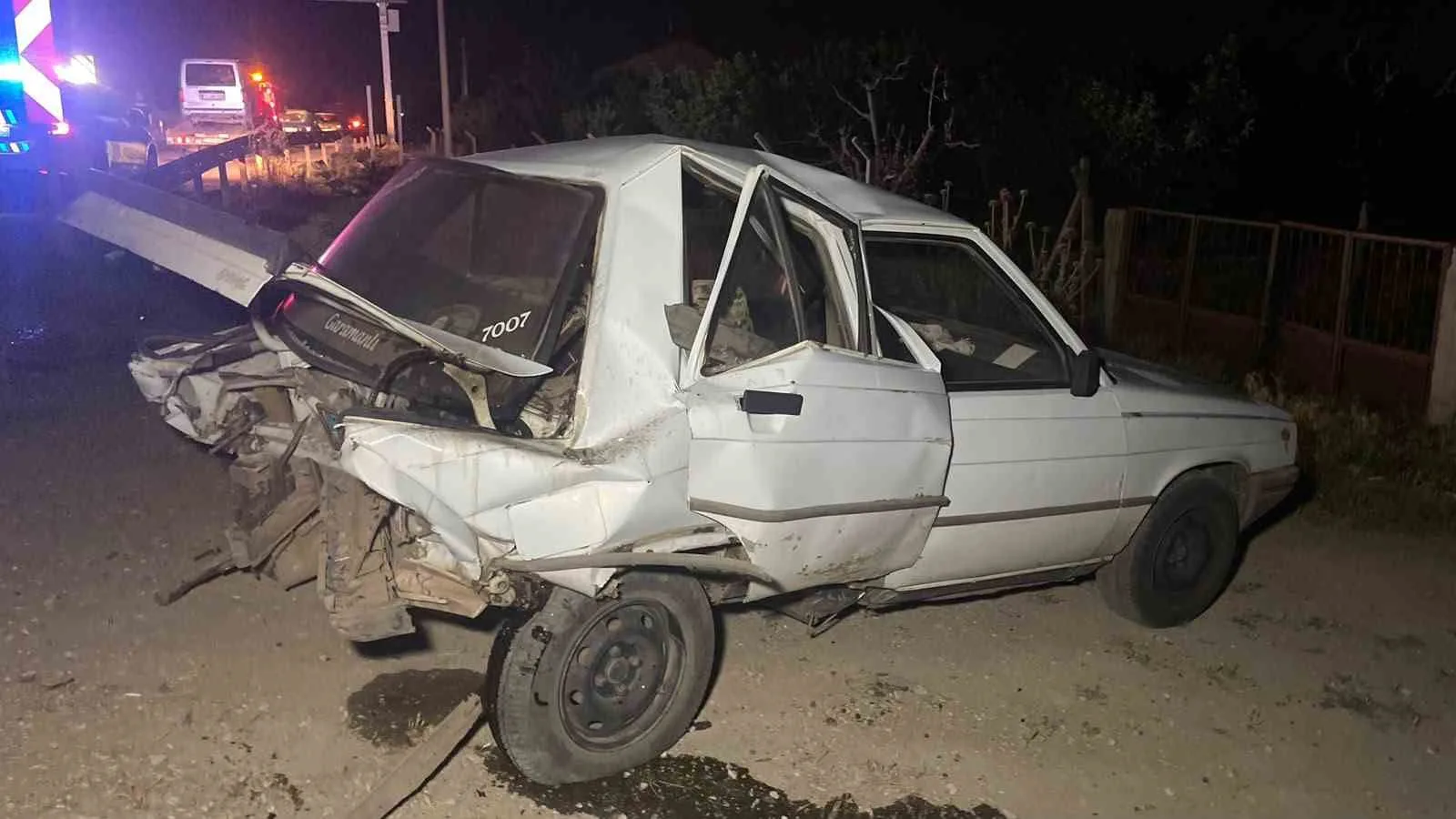 Göksu Bulvarı'nda Korkutan Çarpışma: Hafif Ticari Araç Otomobile Arkadan Çarptı, 2 Sürücü Yaralandı!