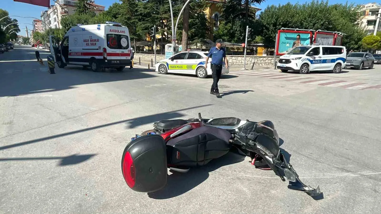Karaman’da Motosikletler Kavşakta Çarpıştı: Devrilen Araçların Sürücüleri Yaralandı!