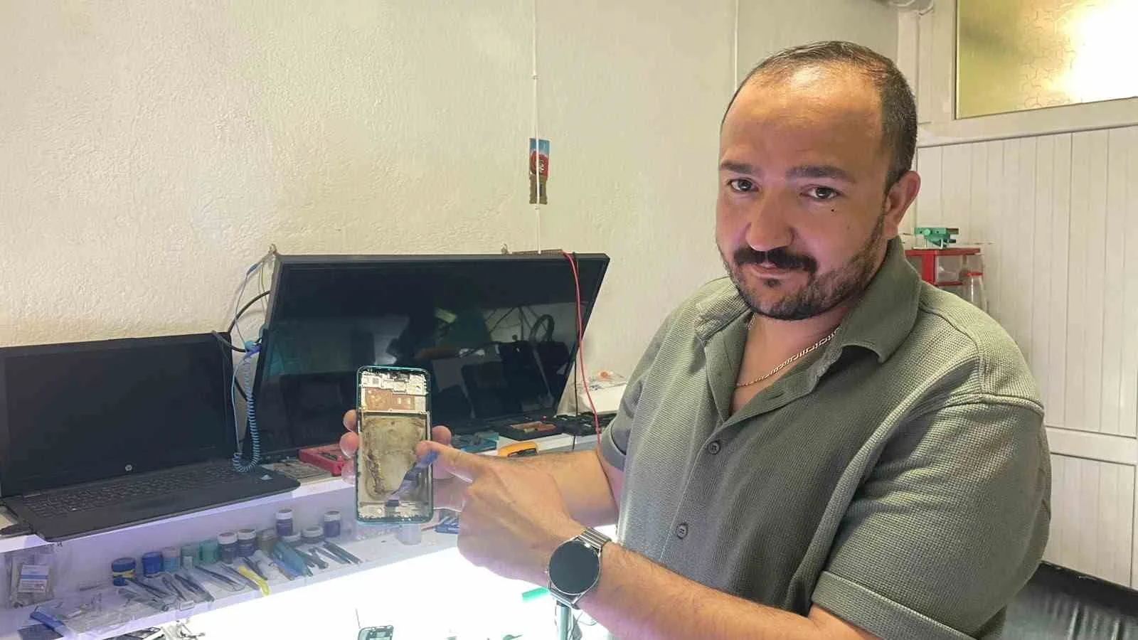 Karaman’da Telefon Tamircisinde Korku Dolu Anlar: Şişen Batarya Isıtılırken Bir Anda Alev Aldı