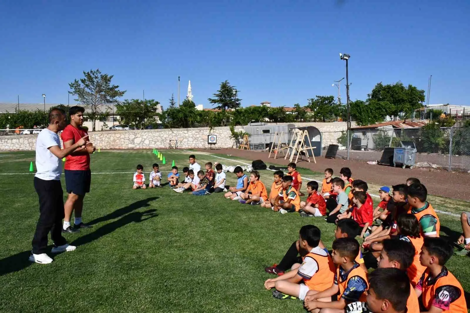 Karaman’da Minik Sporcular Sahaya İndi: İl Özel İdaresi’nin Ücretsiz Yaz Futbol Kursu Başladı!