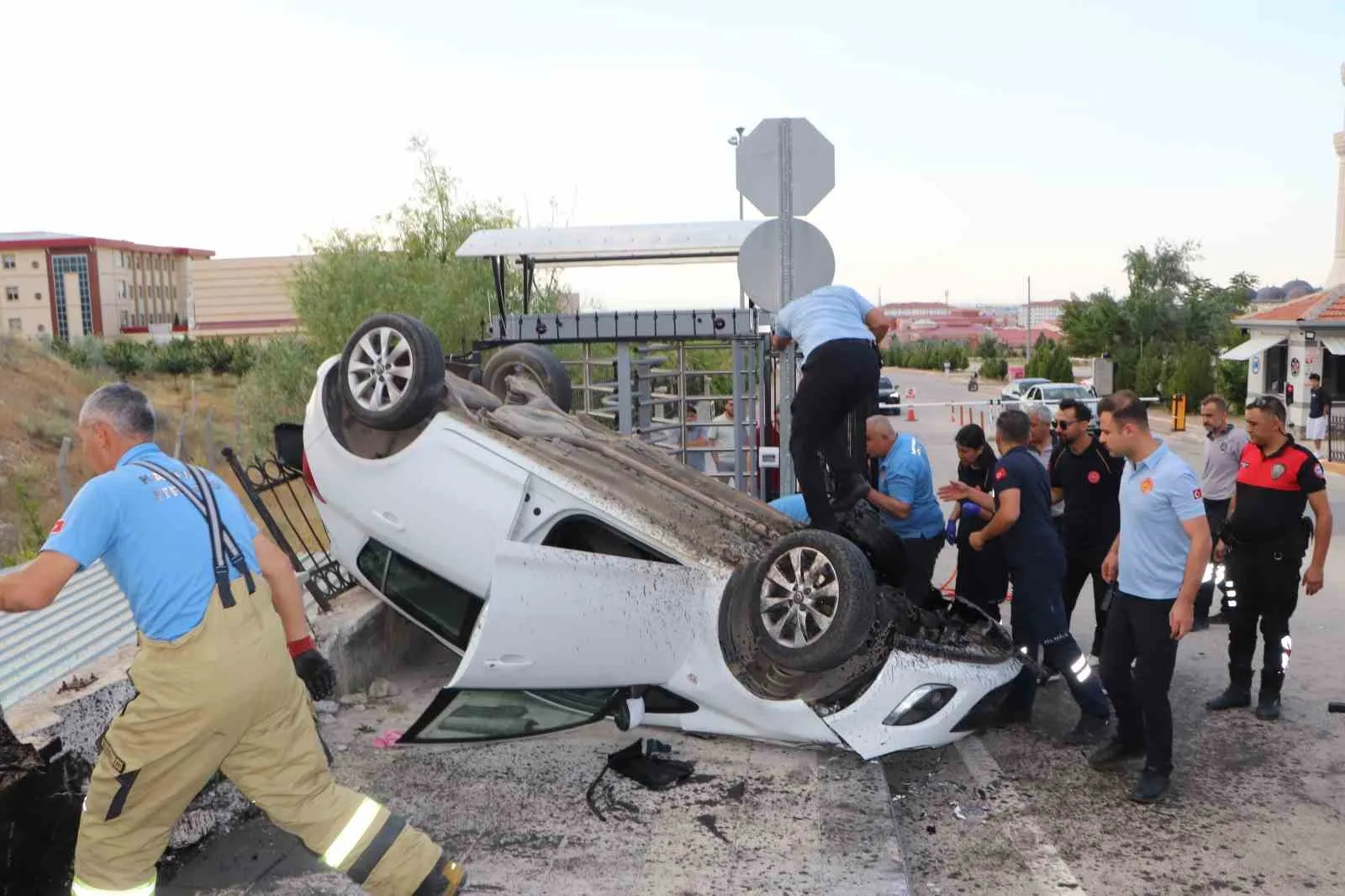 Karaman’da Üniversite Girişinde Can Pazarı: Kontrolden Çıkan Otomobil Takla Attı, 4 Tıp Öğrencisi Yaralandı!