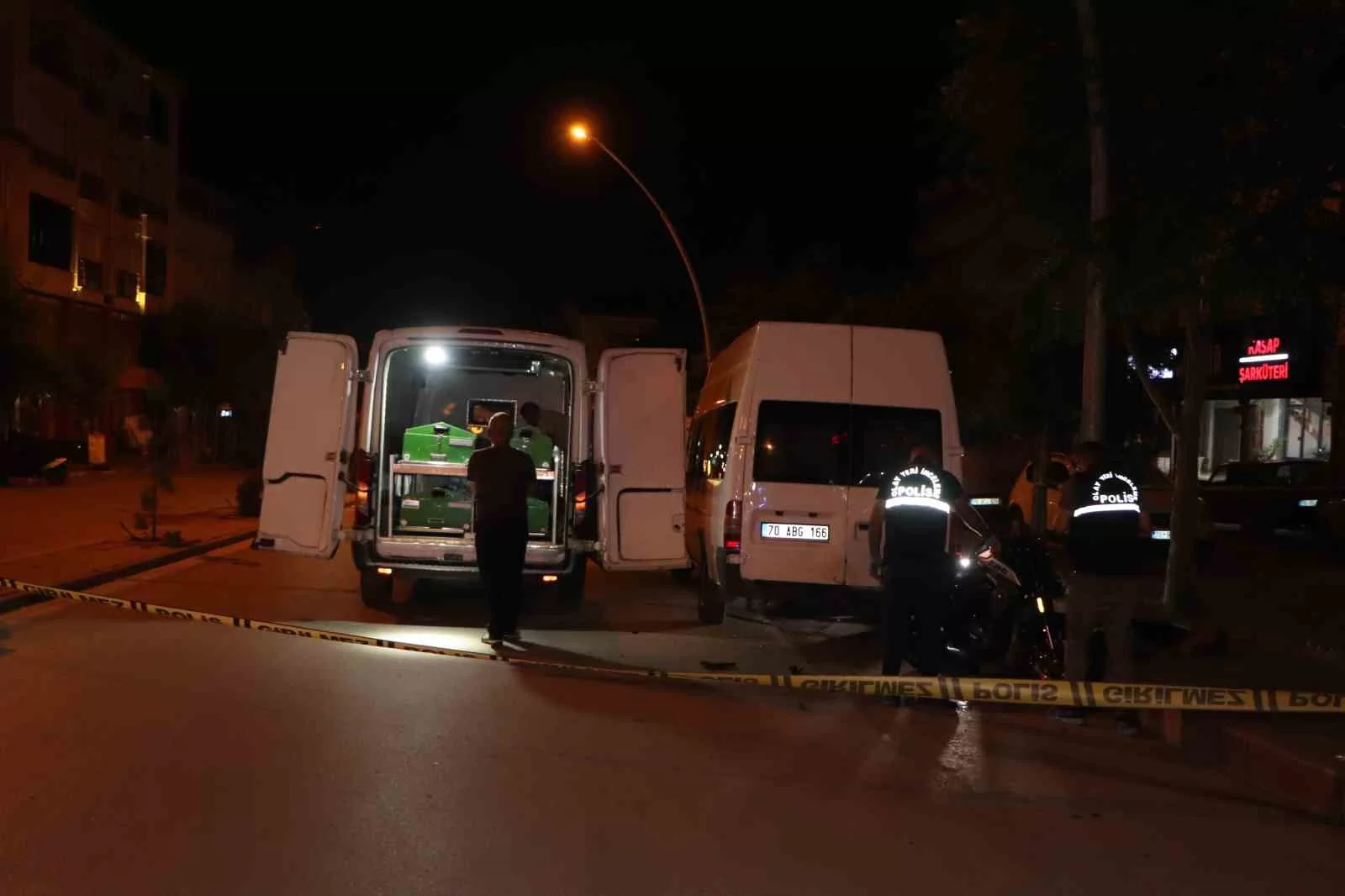 Karaman’da Gece Yarısı Dehşet: Kontrolden Çıkan Motosiklet Park Halindeki Araca Çarptı, 2 Ölü!