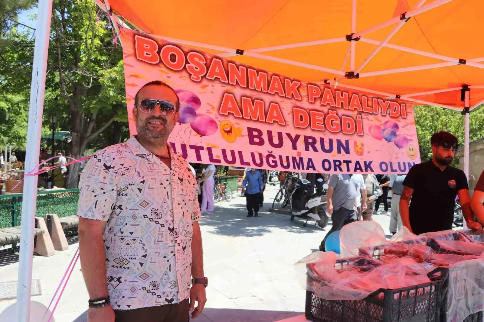 Karaman’da Görülmemiş Kutlama: 11 Yıllık Evliliği Biten Gurbetçi, Meydanda Lokma Döktürdü!