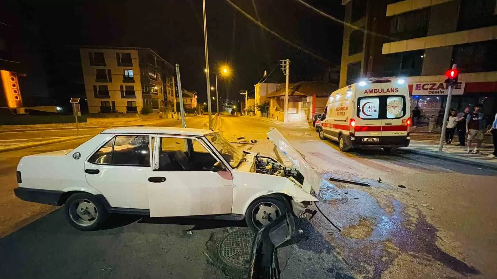 Karaman’da Gece Yarısı Feci Kaza: İki Otomobil Çarpıştı, Ortalık Savaş Alanına Döndü!