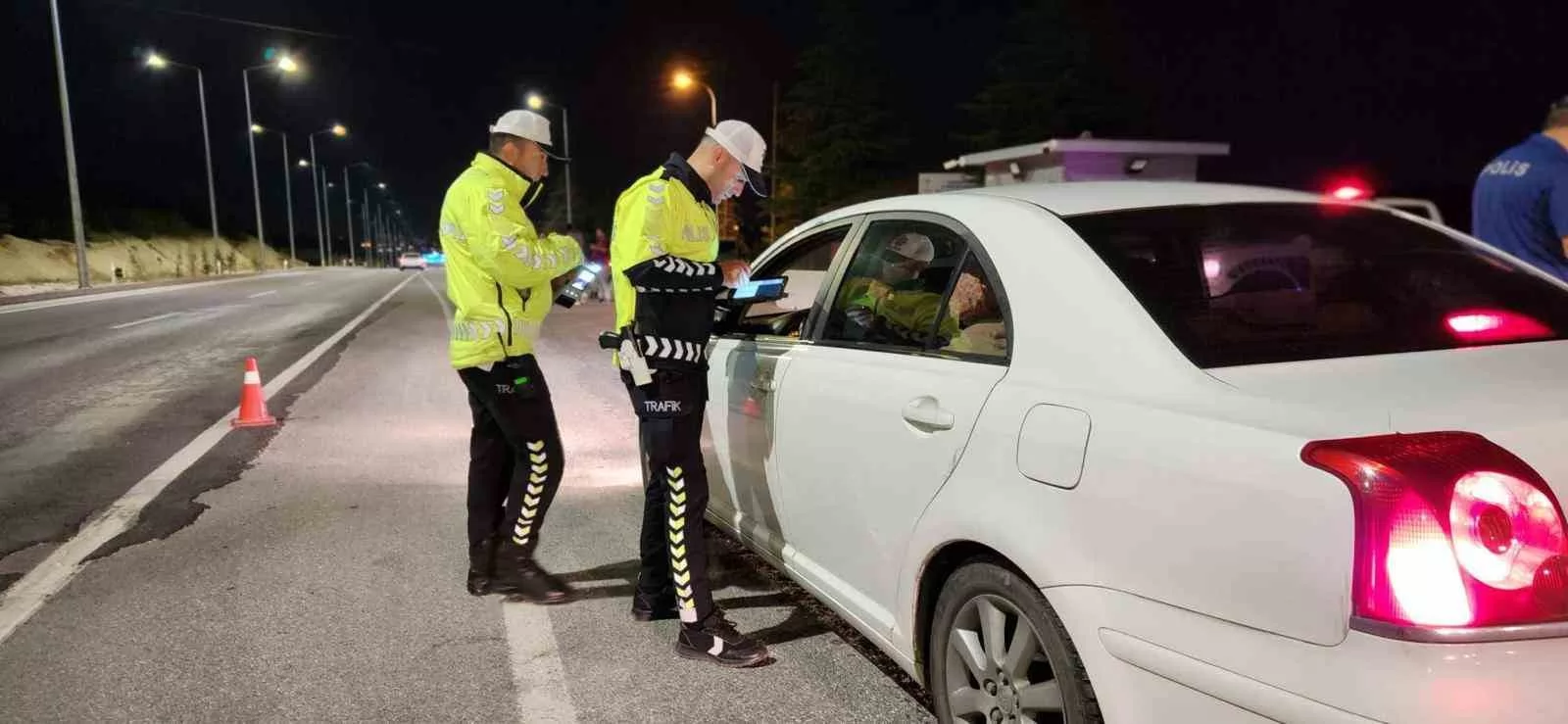 Karaman Polisinden Suça Geçit Yok: Binlerce Makaron, Uyuşturucu ve Silah Ele Geçirildi, 9 Kişi Tutuklandı!