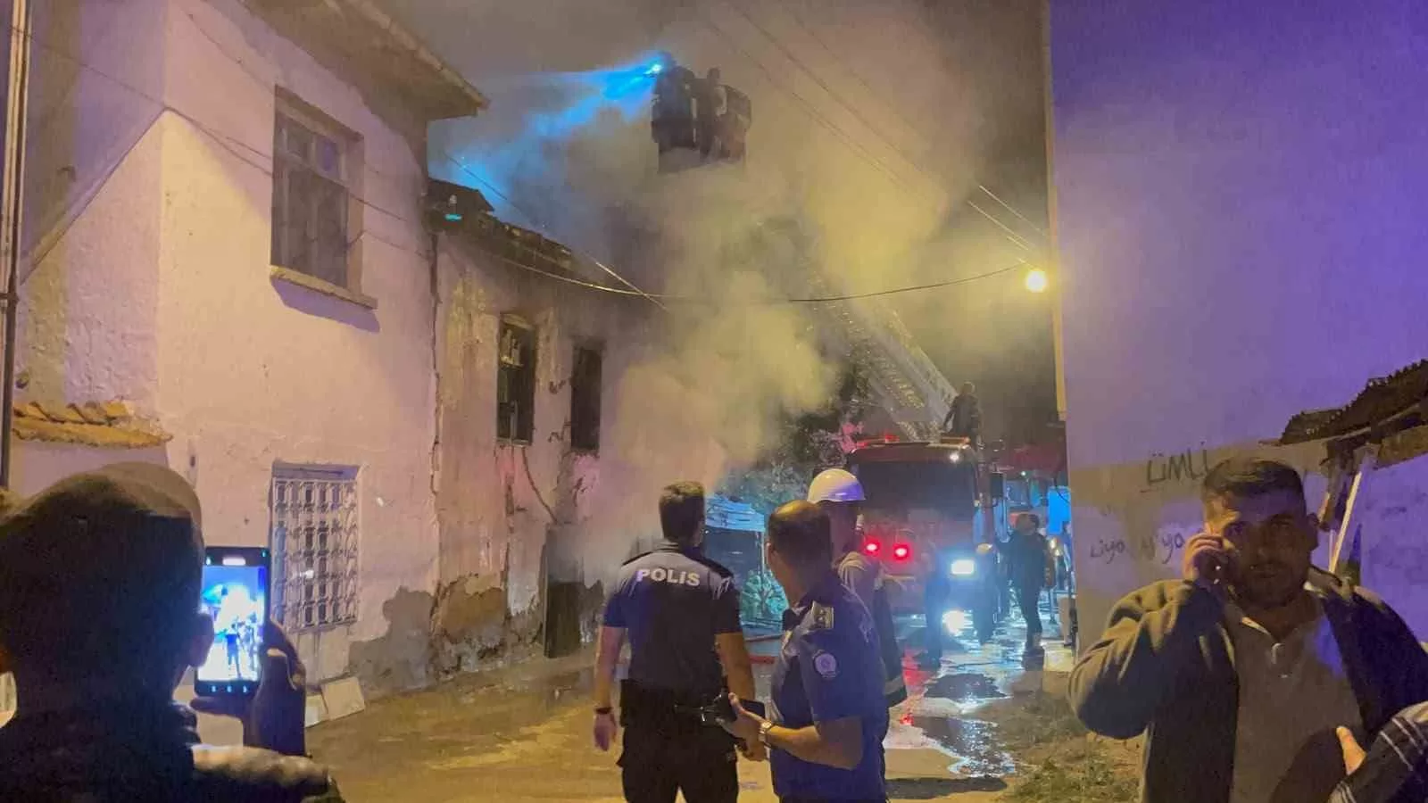 Karaman’da Gece Yarısı Metruk Ev Yangını Paniğe Yol Açtı: Mahallede Gergin Anlar Yaşandı!