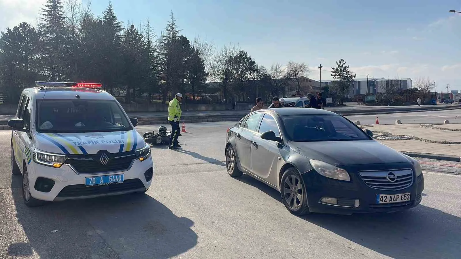 Karaman’da Otomobil ile Çarpışan Motosikletin Sürücüsü Yaralandı