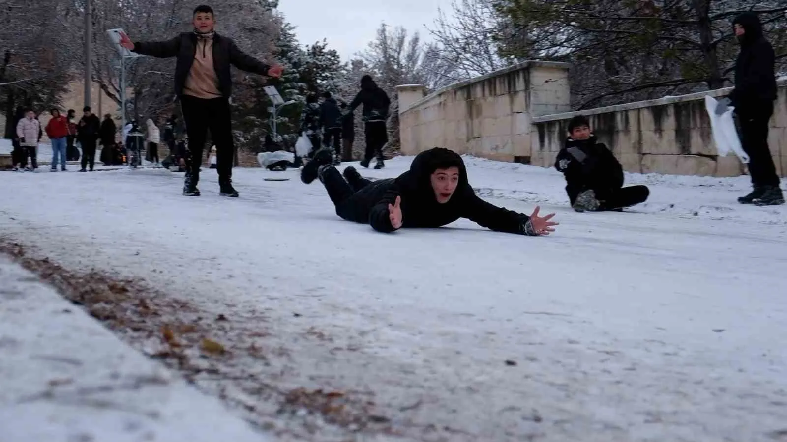 Karaman’da Kar Tatilini Fırsat Bilen Çocuklar Karın Tadını Çıkardı