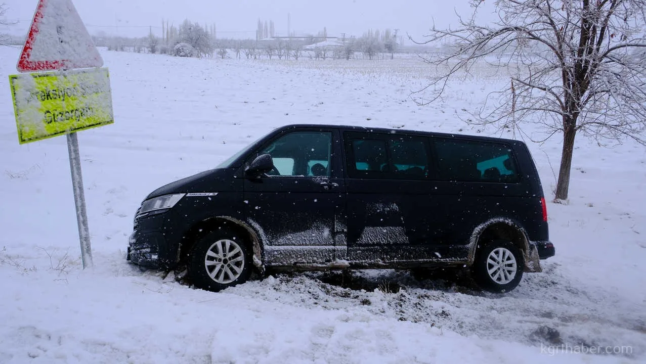 Karaman’da Karla Kaplı Yolda Kontrolden Çıkan Minibüs Şarampole İndi