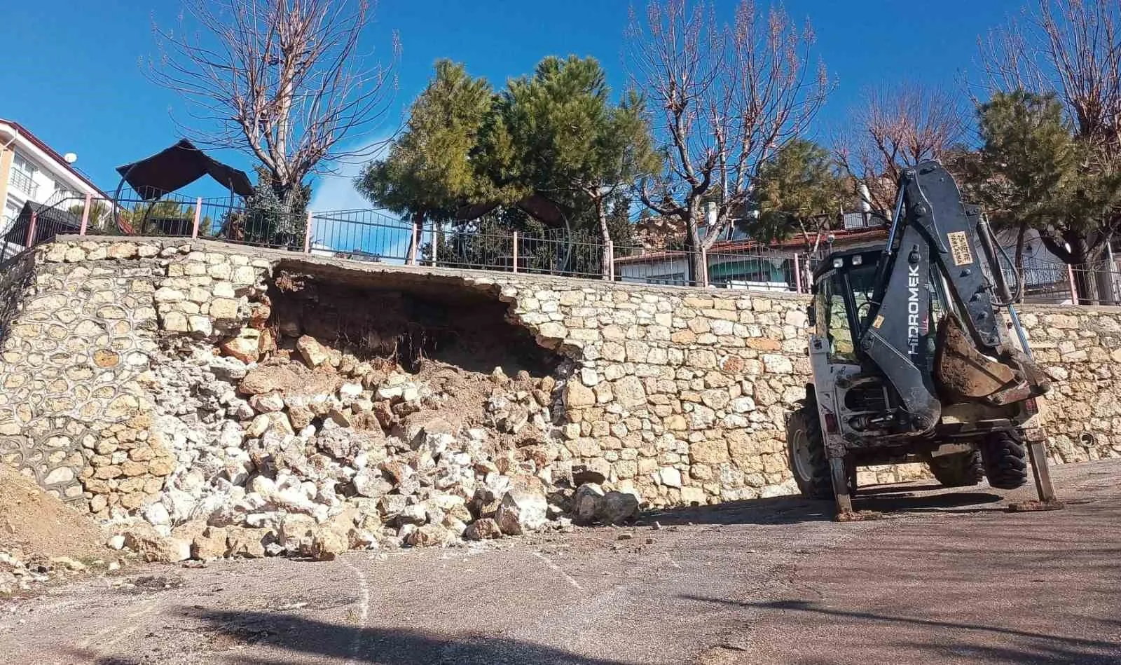 Ermenek’te Sağanak Yağış Sonrası İstinat Duvarı Çöktü