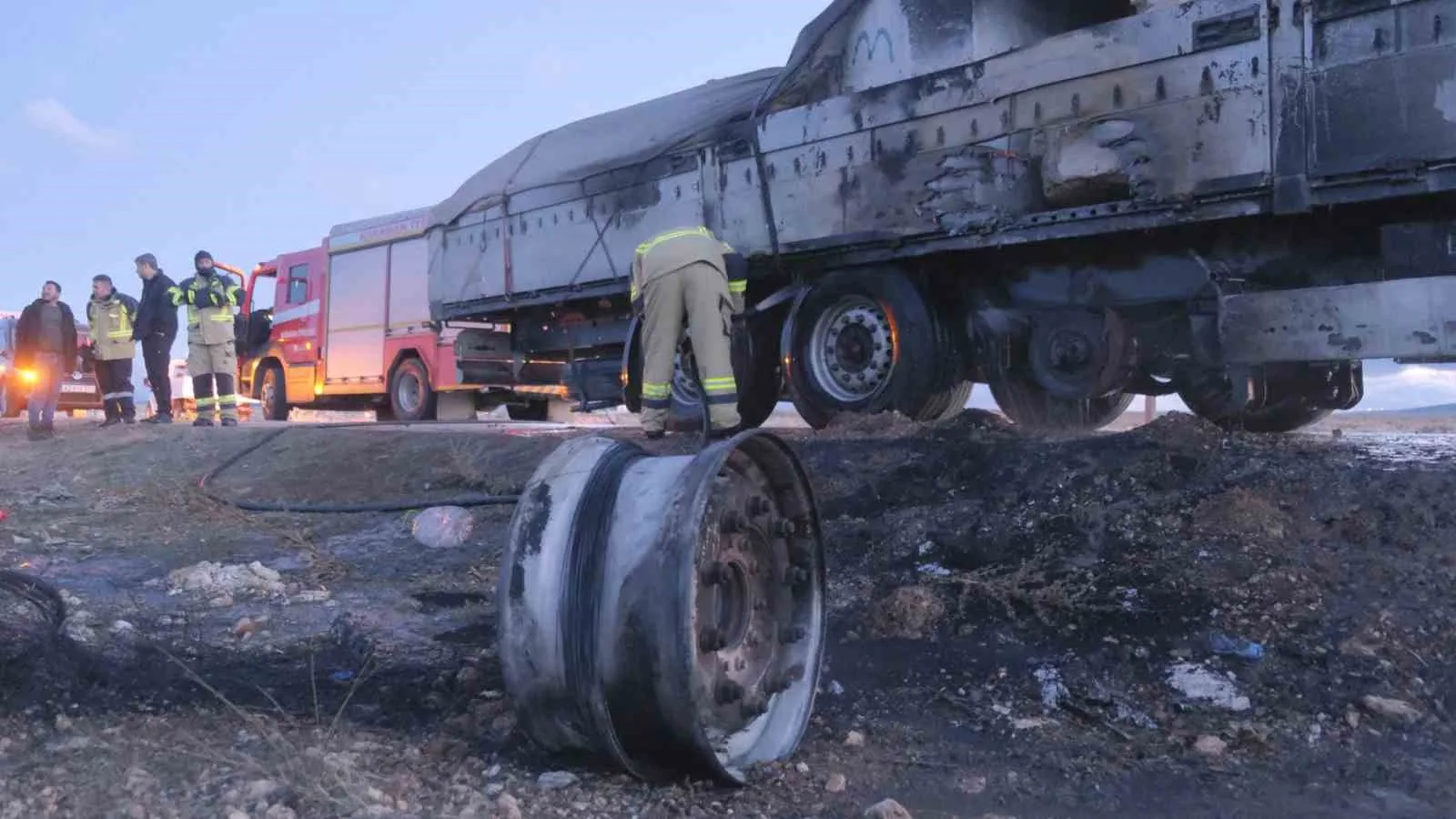 Karaman’da Mermer Yüklü Tırın Dorsesinde Çıkan Yangını Köylüler Büyümeden Söndürdü