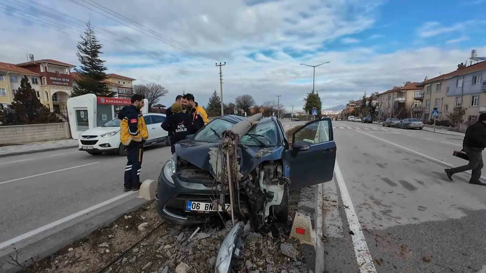 Karaman’da Otomobil Direğe Çarptı: Aydınlatma Direği Aracın Üzerine Devrildi
