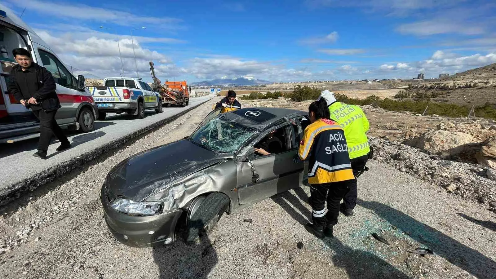 Karaman’da Refüje Çarpan Otomobil Şarampole Takla Attı: Sürücü Yaralandı