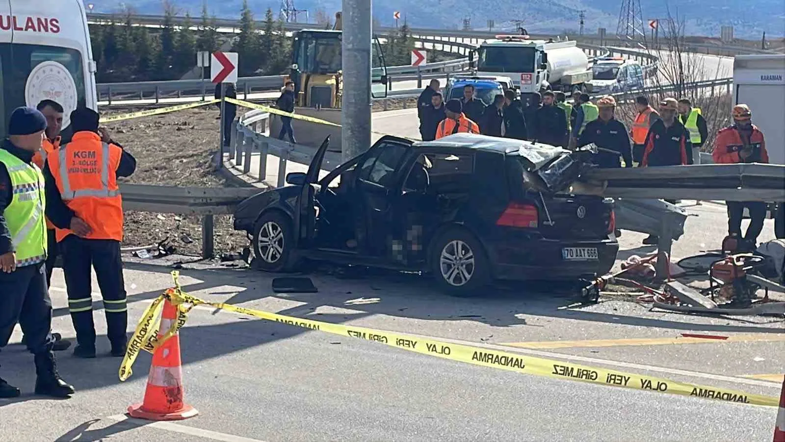 Karaman’da Bariyerlere Ok Gibi Saplanan Otomobilde Anne ve Baba Hayatını Kaybetti