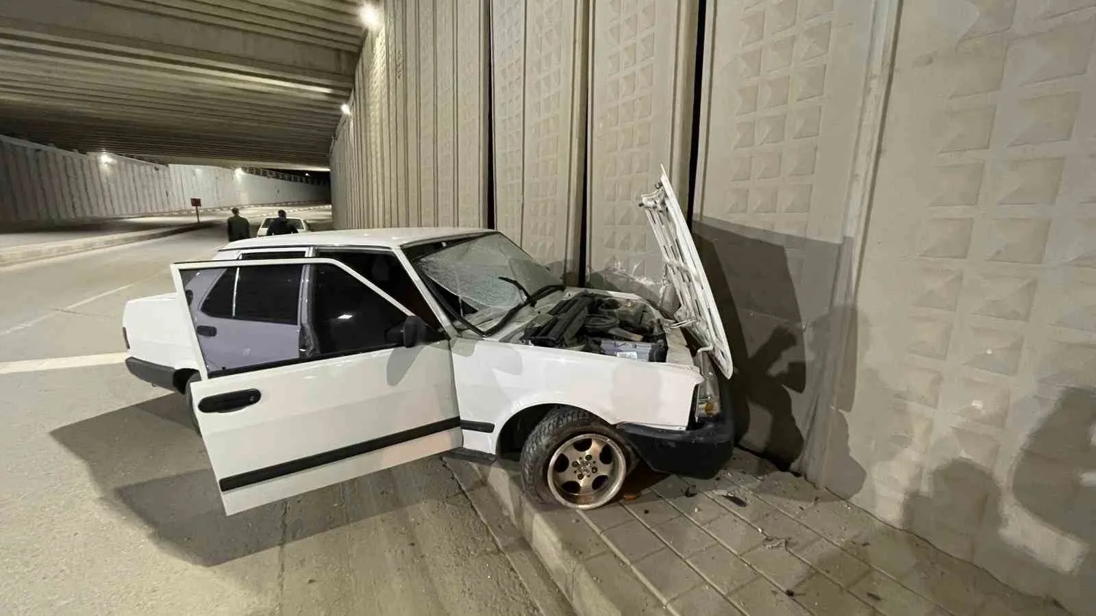 Karaman’da Kontrolden Çıkan Otomobil Alt Geçit Duvarına Çarptı