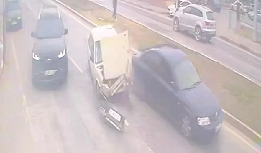 Karaman’da İki Otomobil Çarpıştı: 1 Yaralı, Kaza Anı Kamerada