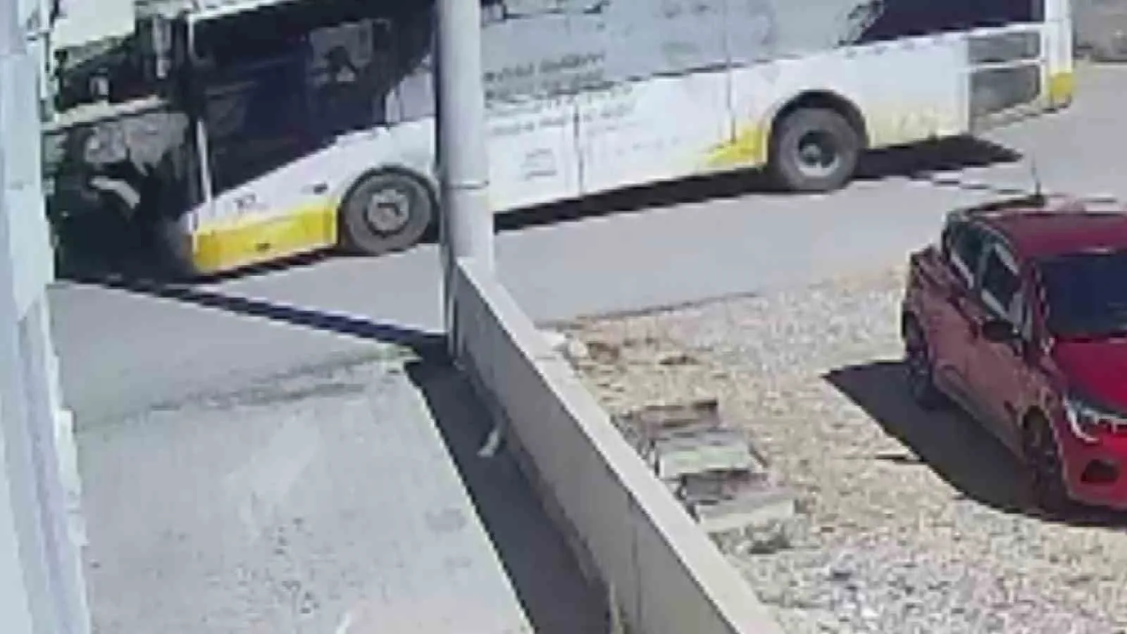 Karaman’da Belediye Otobüsü ile Motokurye Çarpıştı: 1 Yaralı