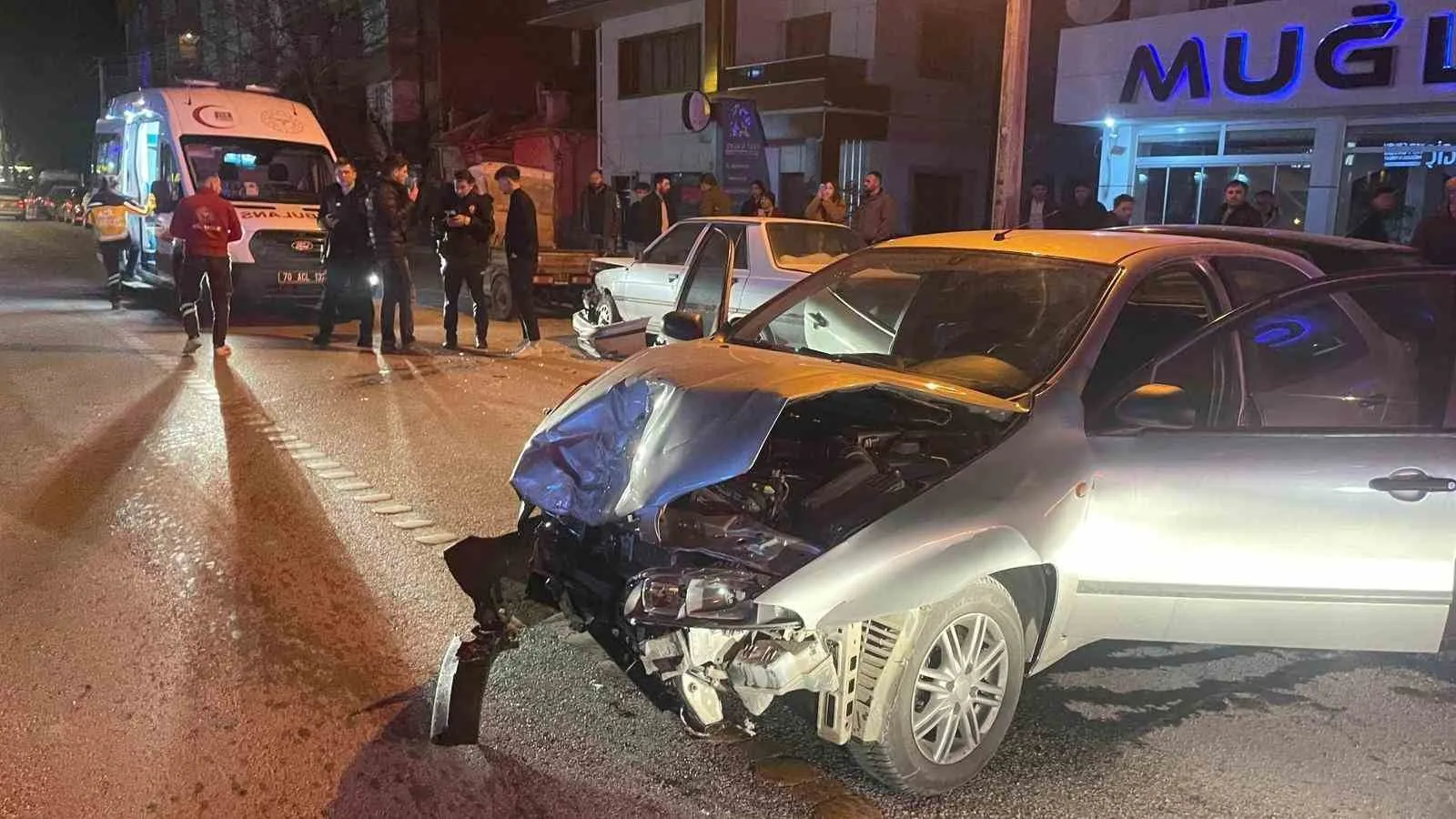 Karaman’da Kontrolden Çıkan Otomobil Park Halindeki Araca Çarptı: 2 Yaralı