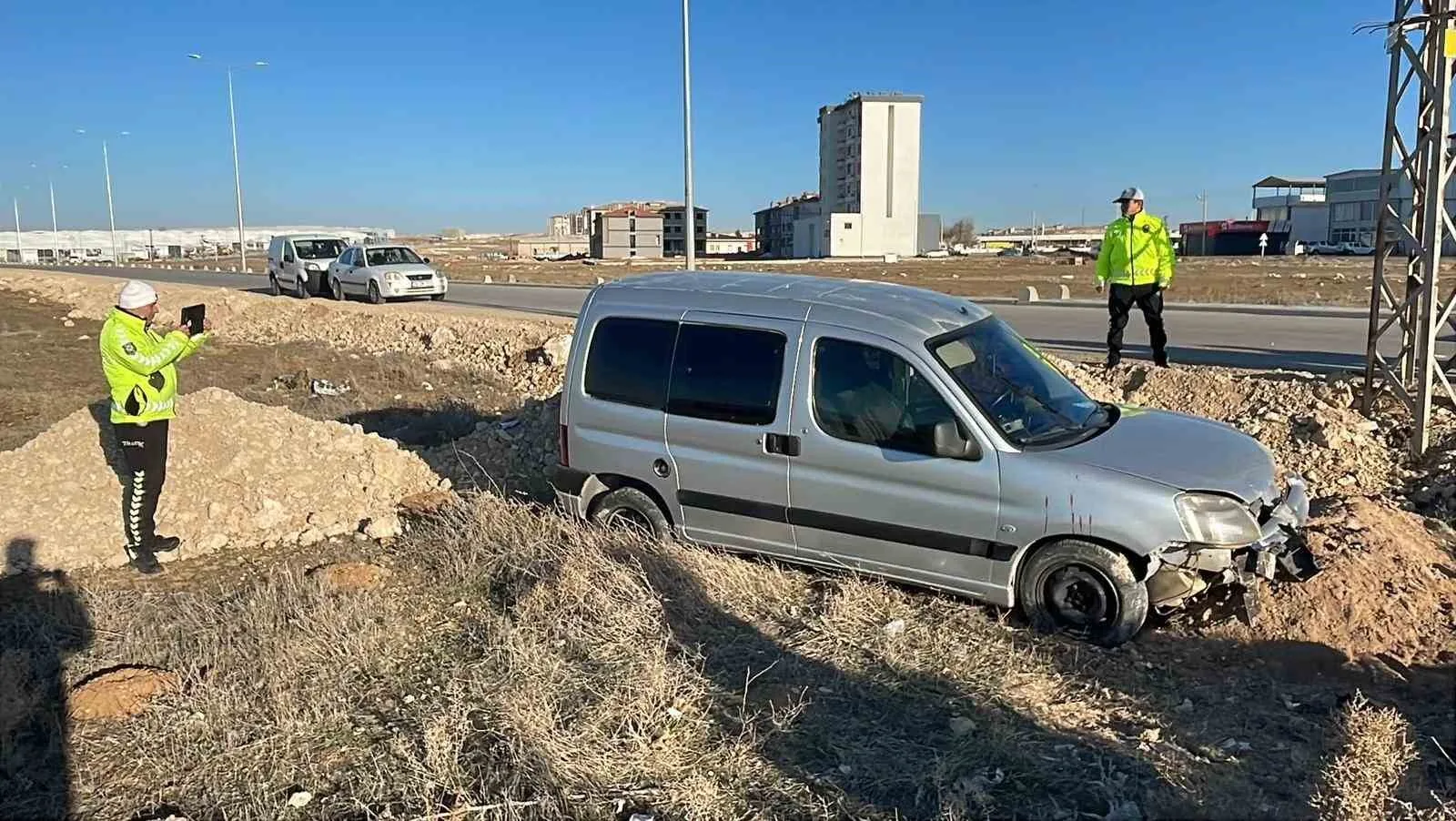 Karaman’da Yoldan Çıkan Hafif Ticari Araç: 1 Yaralı