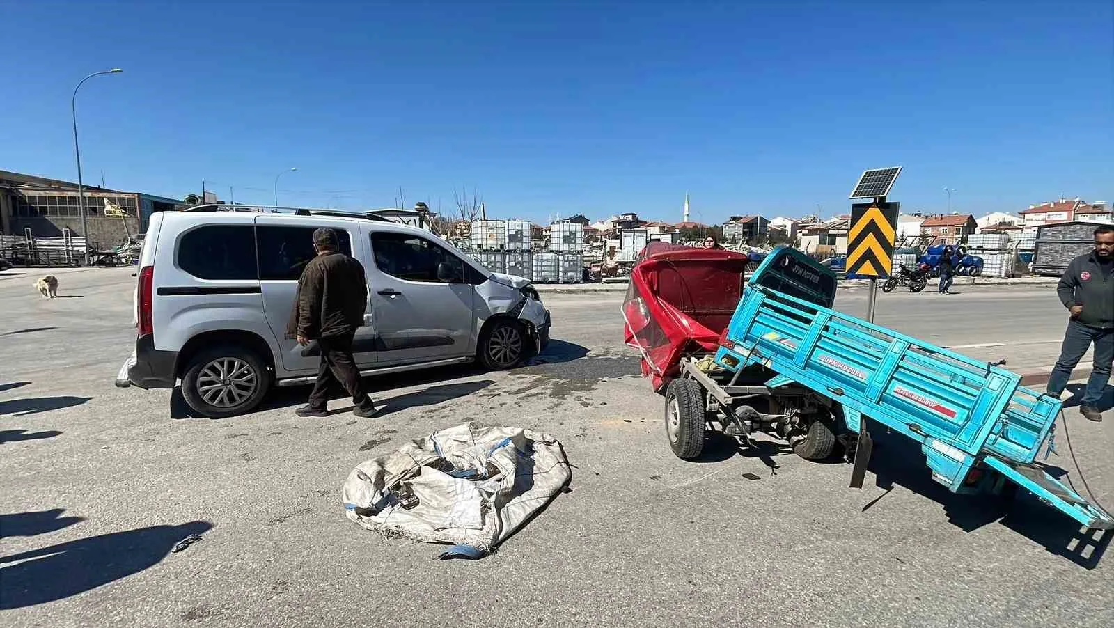 Karaman’da Hafif Ticari Araç Elektrikli Motosiklete Çarptı: 1 Ağır Yaralı