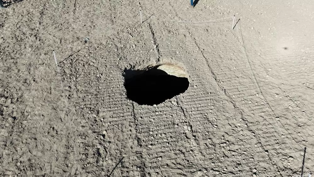 Karaman’da Tarım Arazisini Yutan Dev Obruk: Derinlik 70 Metre!