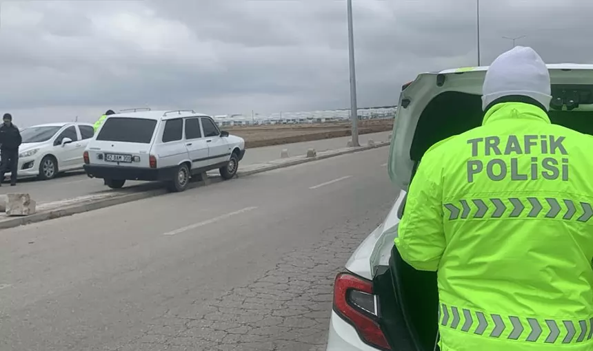Karaman'da Otomobil Orta Refüje Çıktı: Sürücü Yaralandı