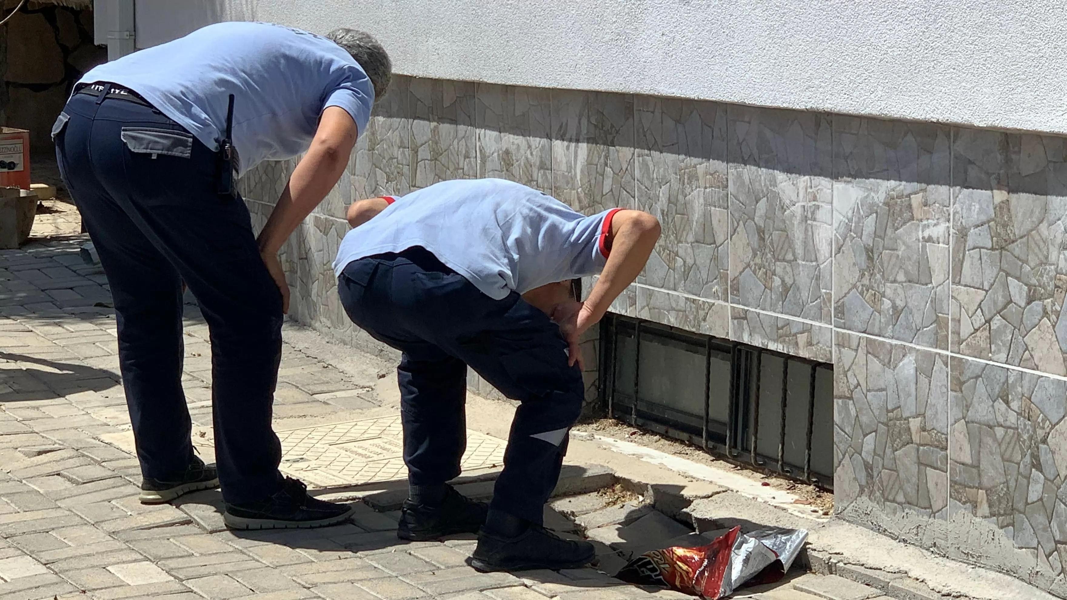 Karaman’da apartmandan yayılan kötü koku ekipleri alarma geçirdi