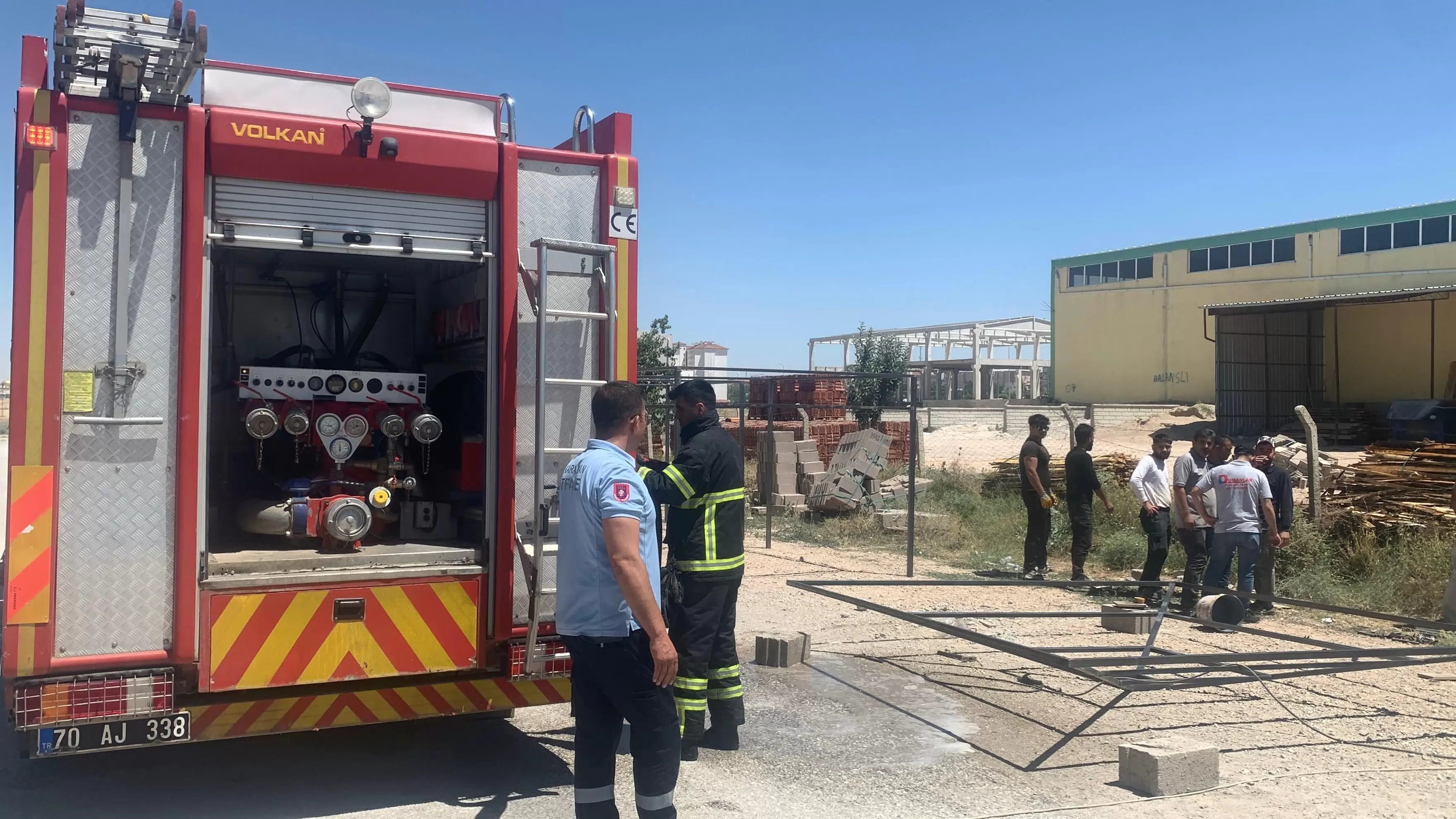 Karaman’da boş arazide çıkan kereste yangını kısa sürede söndürüldü