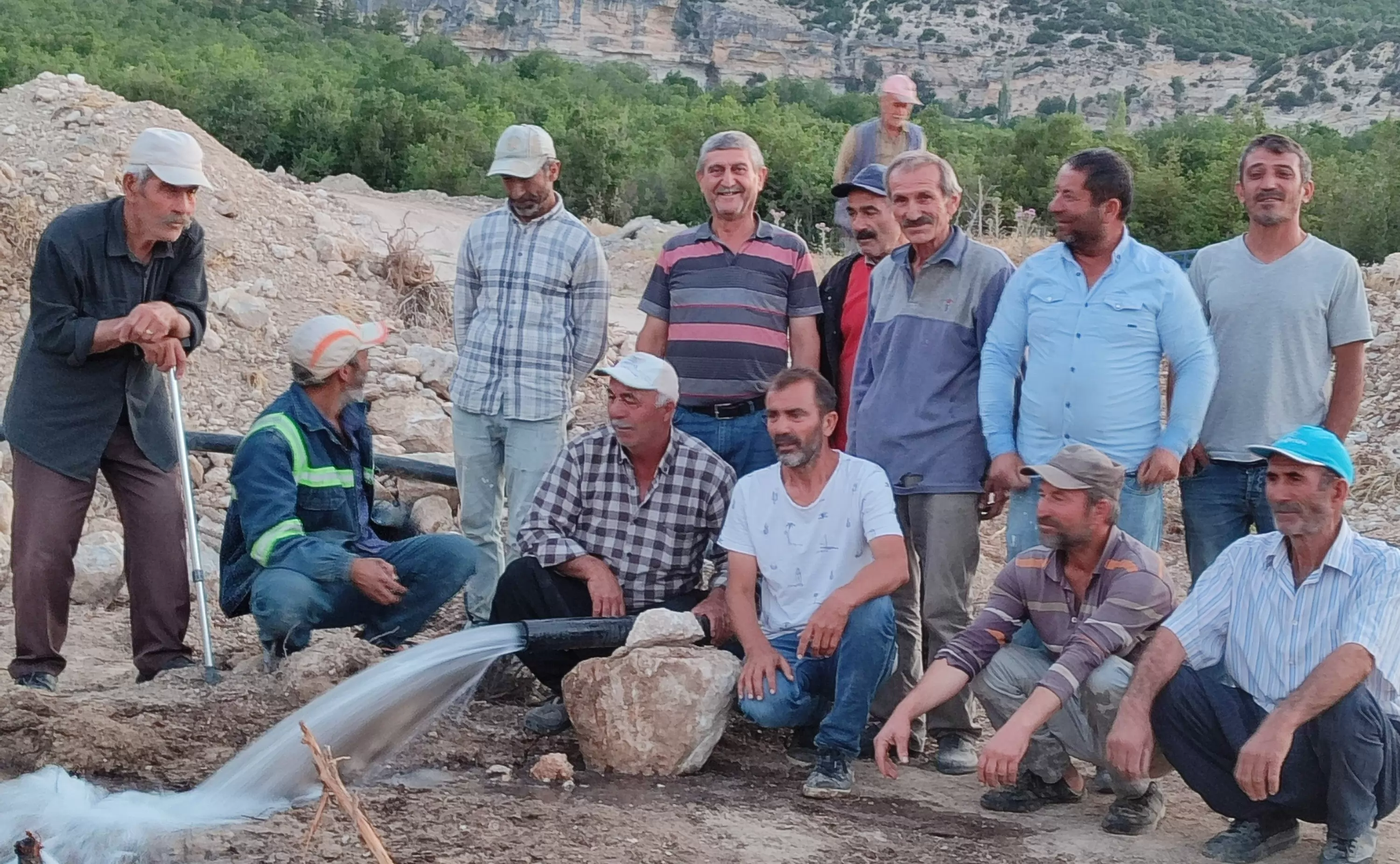 Emekli memur köyüne döndü, su sorununu çözdü
