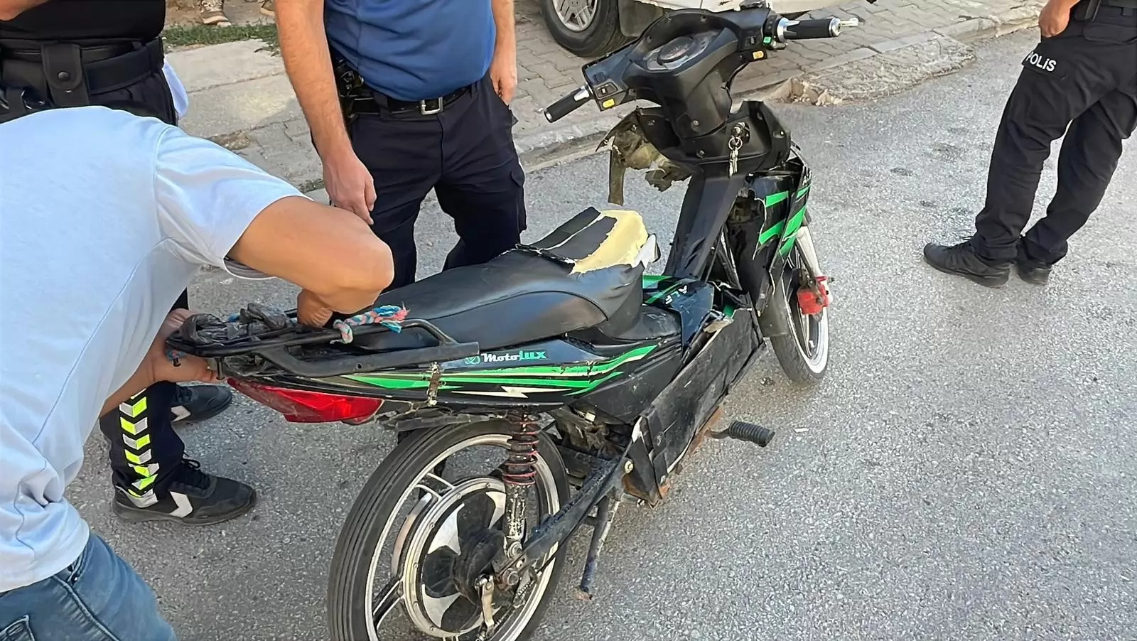 Elektrikli Bisikletle Servis Yapan Genç, Az Daha Panelvan Altında Kalıyordu