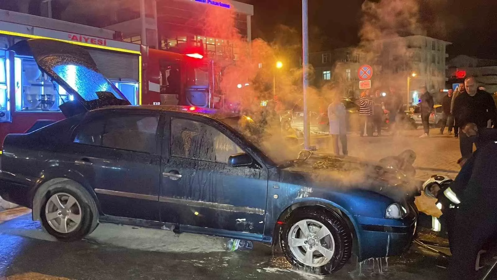 Karaman’da seyir halindeki otomobilin motoru alev aldı