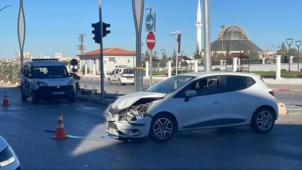 Karaman’da kavşakta çarpışan otomobillerden biri kaldırıma savruldu: 1 yaralı