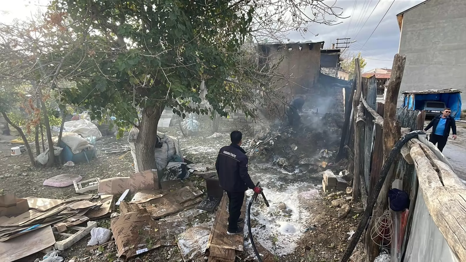 Karaman’da Atık Malzeme Yangını Müstakil Evin Çatısına Sıçradı