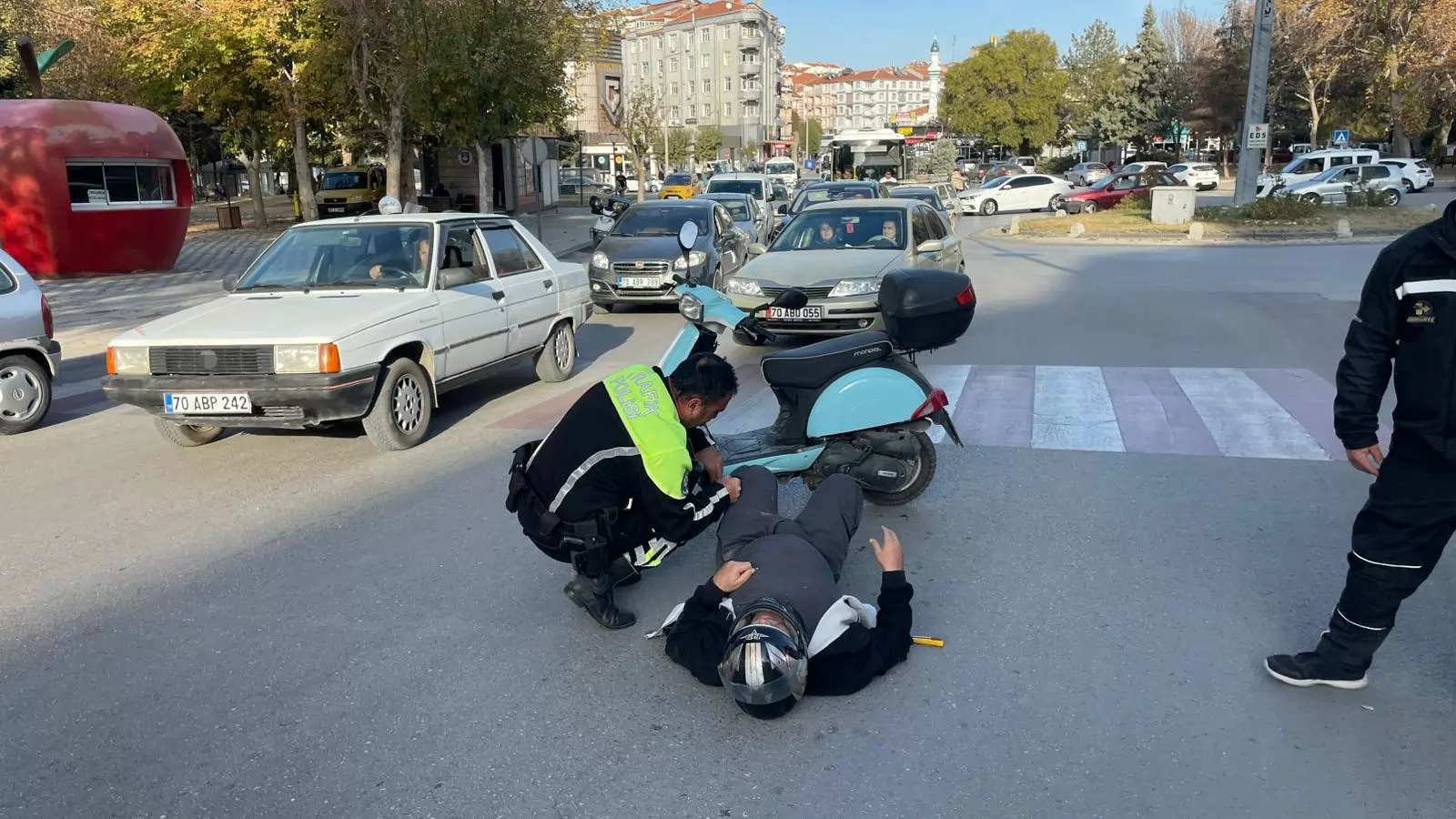 Trafik Polisi Yaralının Başında Nöbet Tuttu